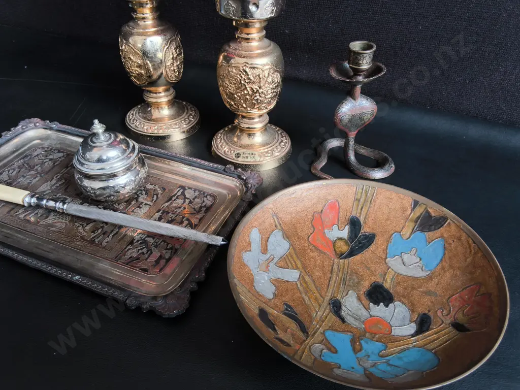 MIX OF VINTAGE ASIAN METALWORK AND DECOR, TALLEST H 33 CM Image 1++