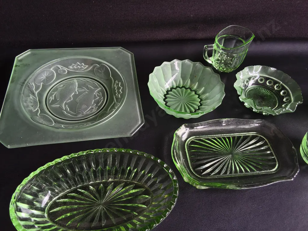 COLLECTION OF VINTAGE GREEN GLASS DISHES, WIDEST W 23 CM Image 1++