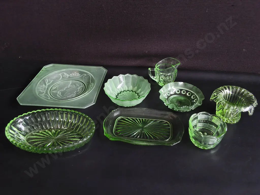 COLLECTION OF VINTAGE GREEN GLASS DISHES, WIDEST W 23 CM Image 1++