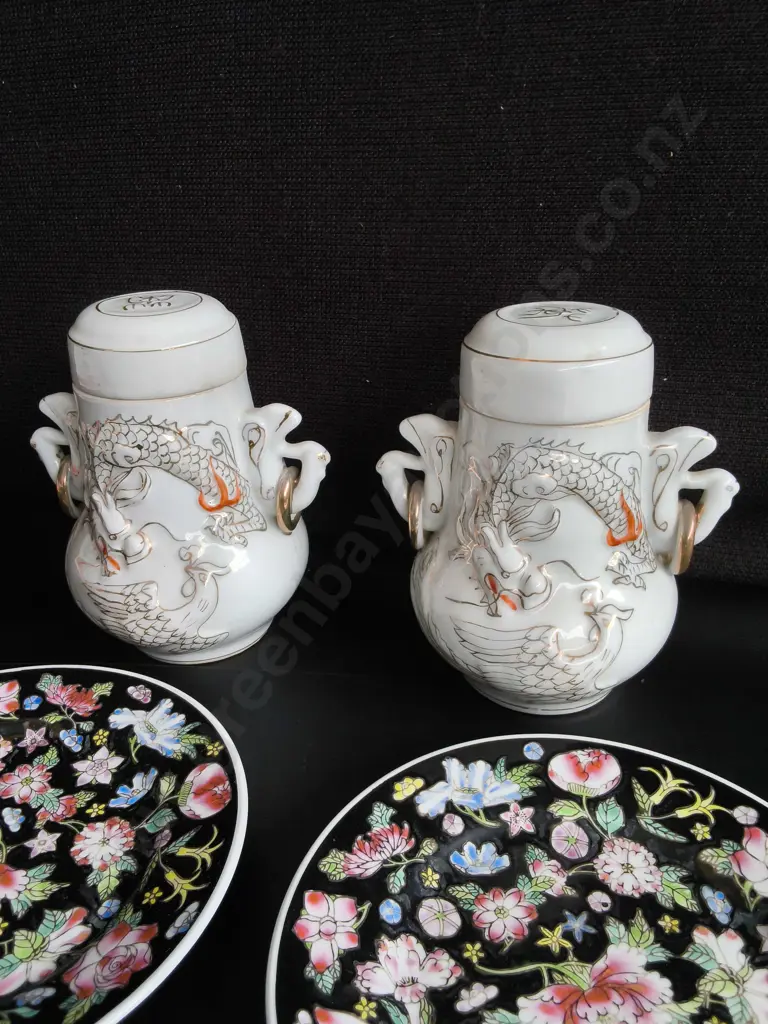 VINTAGE JINGDEZHEN FAMILLE NOIRE MILLE FLEUR PLATES AND DRAGON WARE TEA JARS, 6 PIECES, TALLEST H 16 CM Image 1++