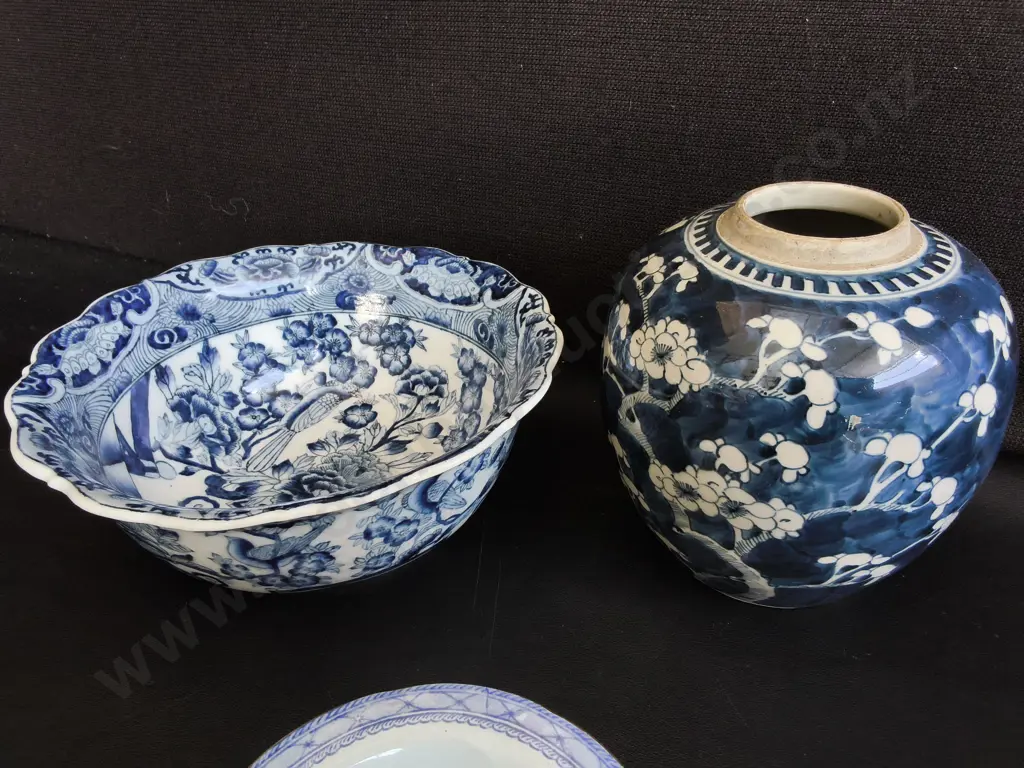 VINTAGE EAST ASIAN BLUE AND WHITE PORCELAIN, 3 PIECES, GINGER JAR, BOWL, AND SAUCER,TALLEST H 18 CM Image 1++