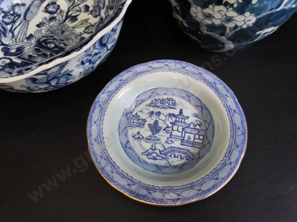 VINTAGE EAST ASIAN BLUE AND WHITE PORCELAIN, 3 PIECES, GINGER JAR, BOWL, AND SAUCER,TALLEST H 18 CM Image 1++
