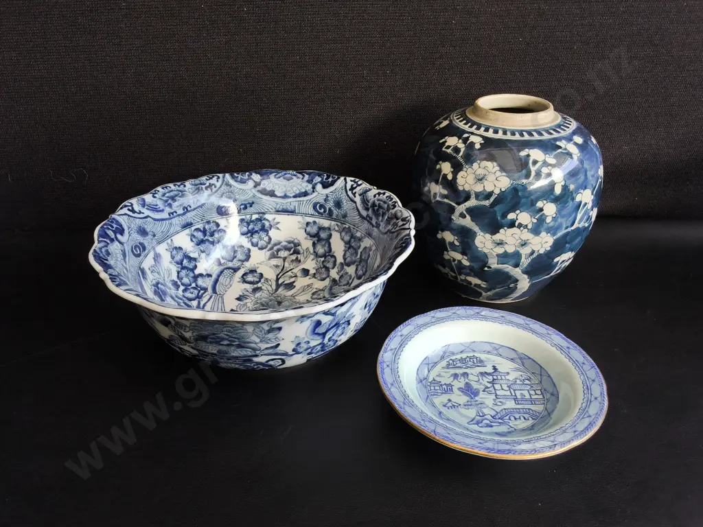 VINTAGE EAST ASIAN BLUE AND WHITE PORCELAIN, 3 PIECES, GINGER JAR, BOWL, AND SAUCER,TALLEST H 18 CM Image 1++