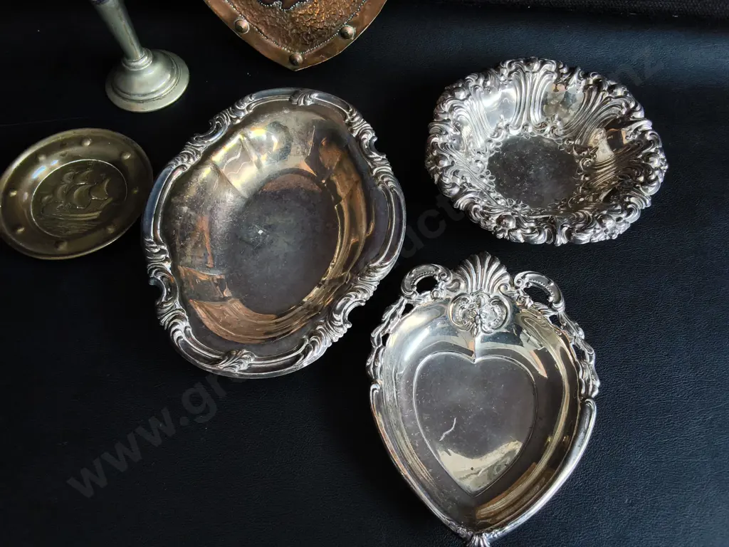 COLLECTION OF METAL DECORATIVE ITEMS, INCLUDING WALL SHIELD, AND TRINKET DISHES, TALLEST H 22 CM Image 1++