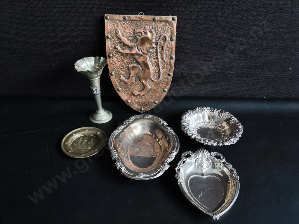COLLECTION OF METAL DECORATIVE ITEMS, INCLUDING WALL SHIELD, AND TRINKET DISHES, TALLEST H 22 CM Image 1++