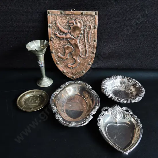 COLLECTION OF METAL DECORATIVE ITEMS, INCLUDING WALL SHIELD, AND TRINKET DISHES, TALLEST H 22 CM