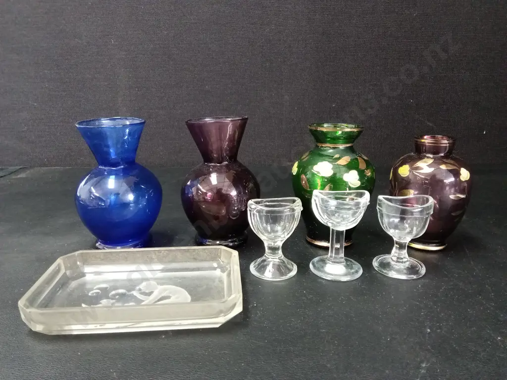 4 VASES TALLEST H11CM 3 VINTAGE EYE WAS CUPS AND A GLASS ETCHED TRINKET TRAY Image 1++