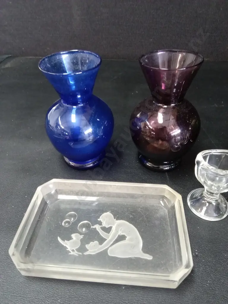 4 VASES TALLEST H11CM 3 VINTAGE EYE WAS CUPS AND A GLASS ETCHED TRINKET TRAY Image 1++