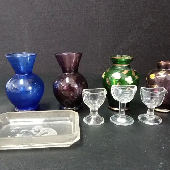 4 VASES TALLEST H11CM 3 VINTAGE EYE WAS CUPS AND A GLASS ETCHED TRINKET TRAY