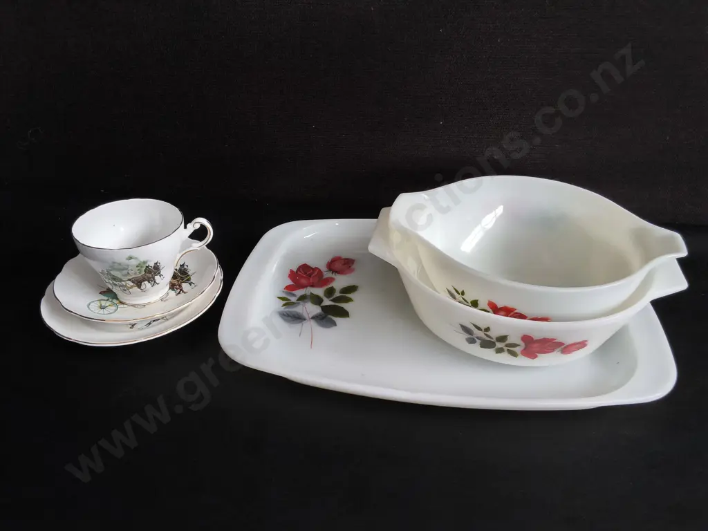 3 PYREX MILK GLASS DISHES AND 3 PIECE REGENCY SET, WIDEST W 37 CM Image 1++