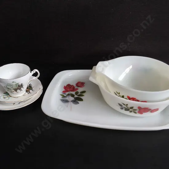 3 PYREX MILK GLASS DISHES AND 3 PIECE REGENCY SET, WIDEST W 37 CM