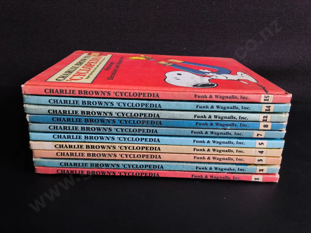 VINTAGE 1980 CHARLIE BROWN'S 'CYCLOPEDIA SET, 10 VOLUMES Image 1++