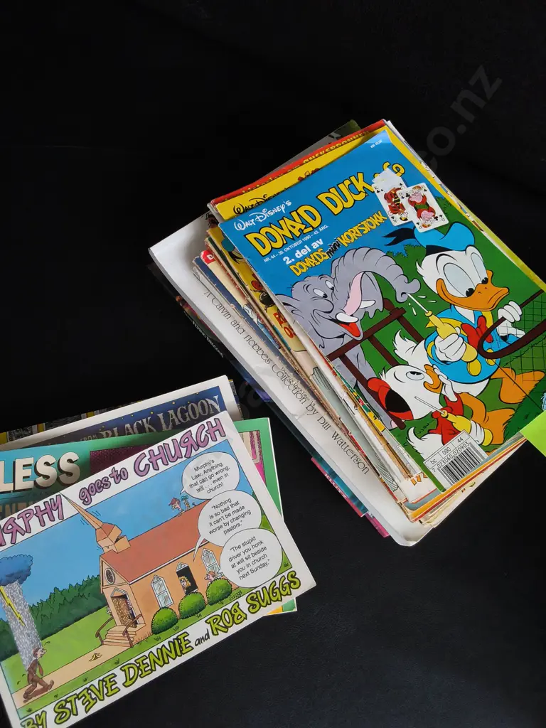 STACK OF VINTAGE DISNEY COMICS AND CHILDRENS BOOKS Image 1++