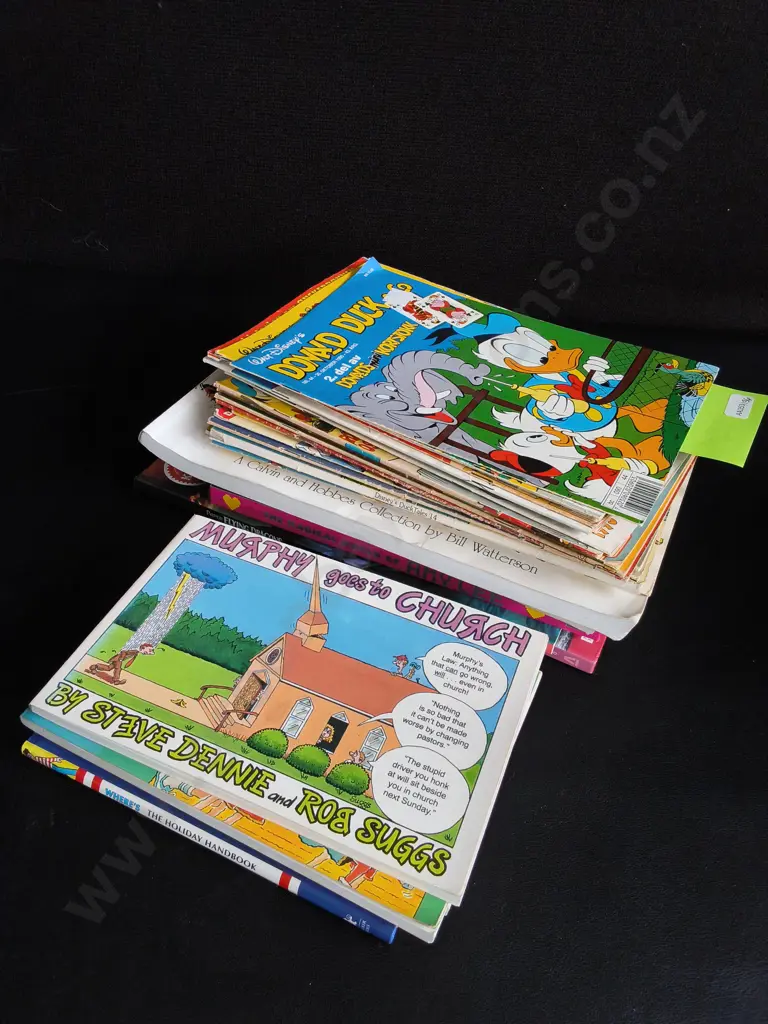 STACK OF VINTAGE DISNEY COMICS AND CHILDRENS BOOKS Image 1++