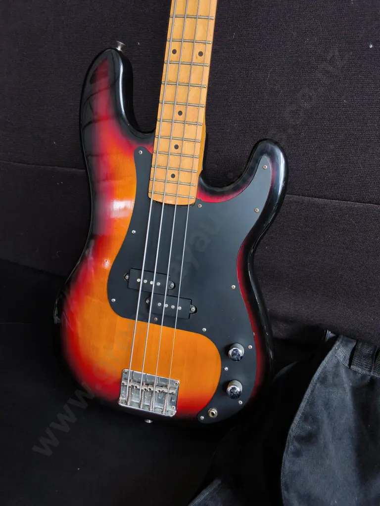 VINTAGE SAMICK ELECTRIC BASS GUITAR Image 1++