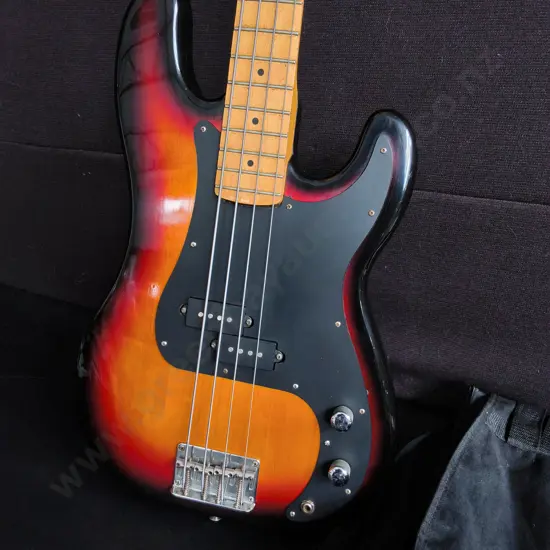 VINTAGE SAMICK ELECTRIC BASS GUITAR