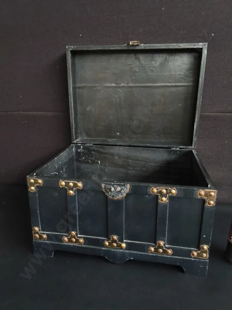 HAND PAINTED AUSTRALIAN DIDGERIDOO AND VINTAGE STYLE ACCENT CHEST, H 26 CM X W 39 CM Image 1++