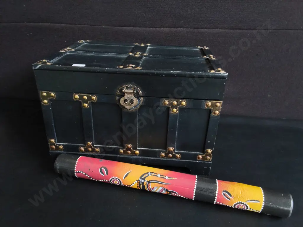 HAND PAINTED AUSTRALIAN DIDGERIDOO AND VINTAGE STYLE ACCENT CHEST, H 26 CM X W 39 CM Image 1++