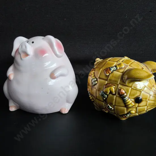 PAIR OF CERAMIC PIGGY BANKS, TALLEST H 14 CM