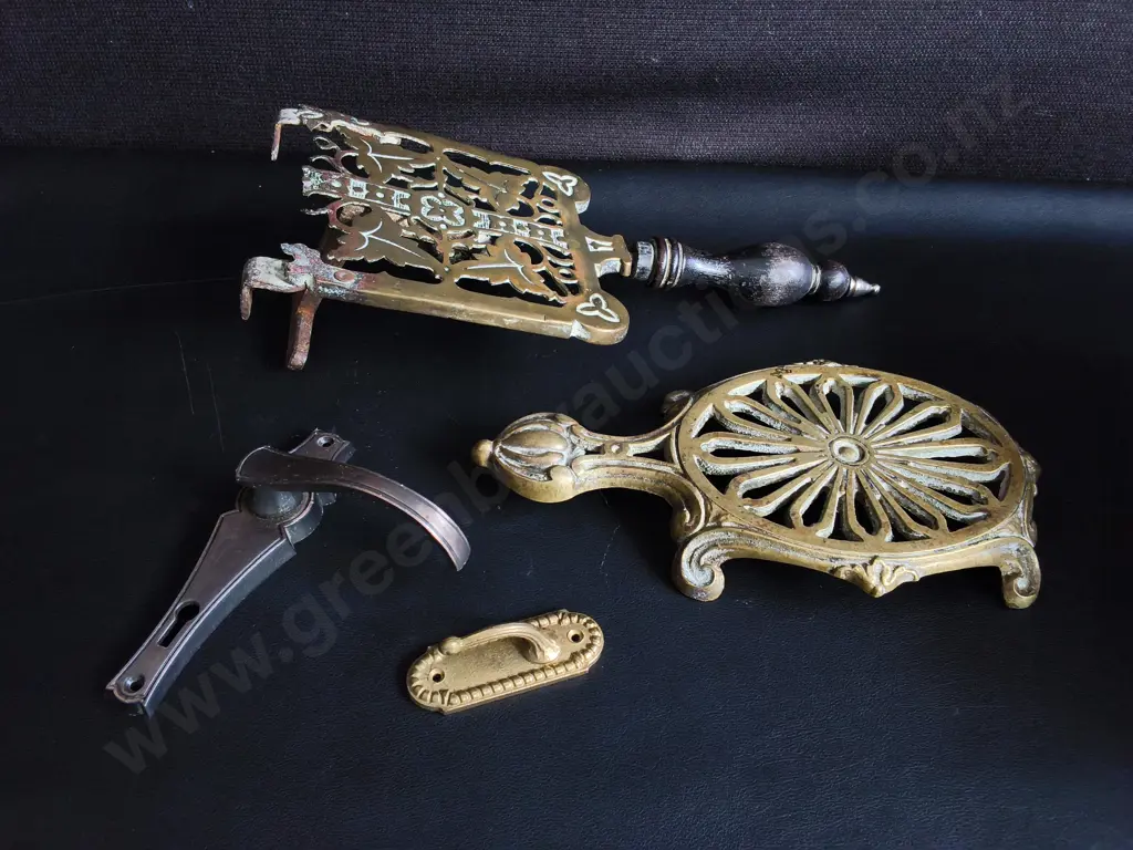 VINTAGE HARDWARE AND BRASS FIREPLACE TRIVETS Image 1++