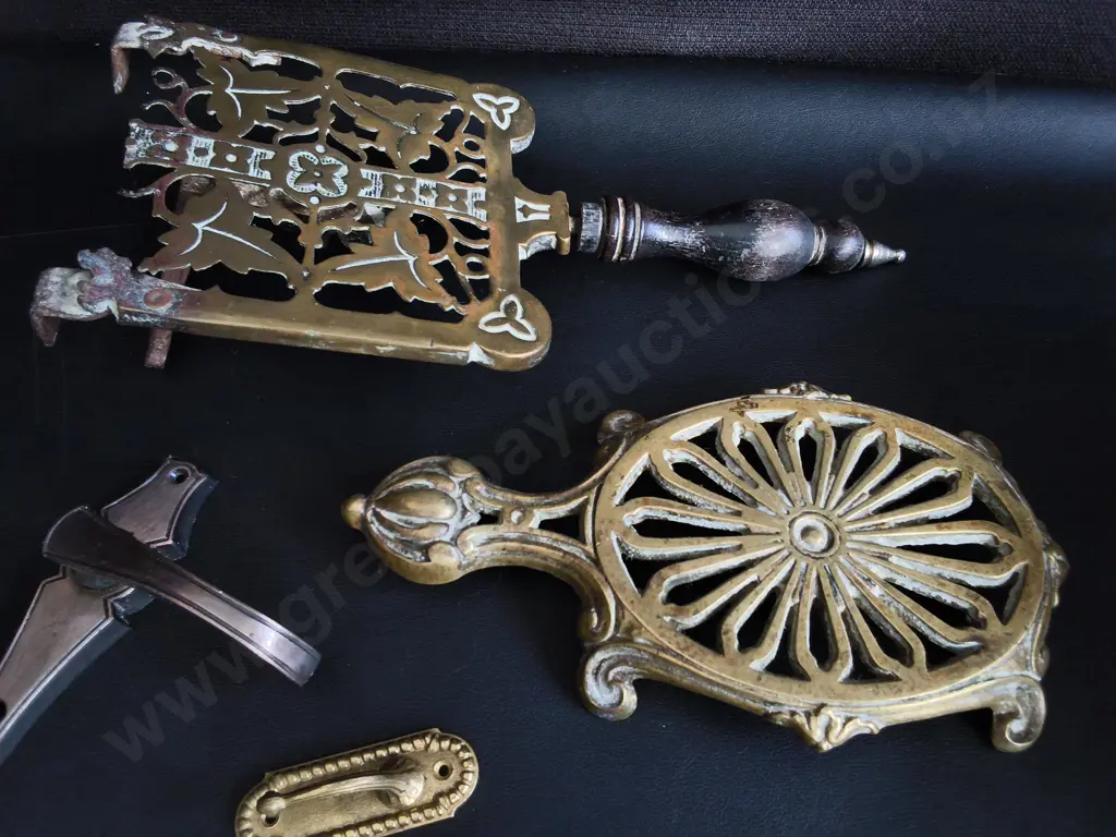 VINTAGE HARDWARE AND BRASS FIREPLACE TRIVETS Image 1++