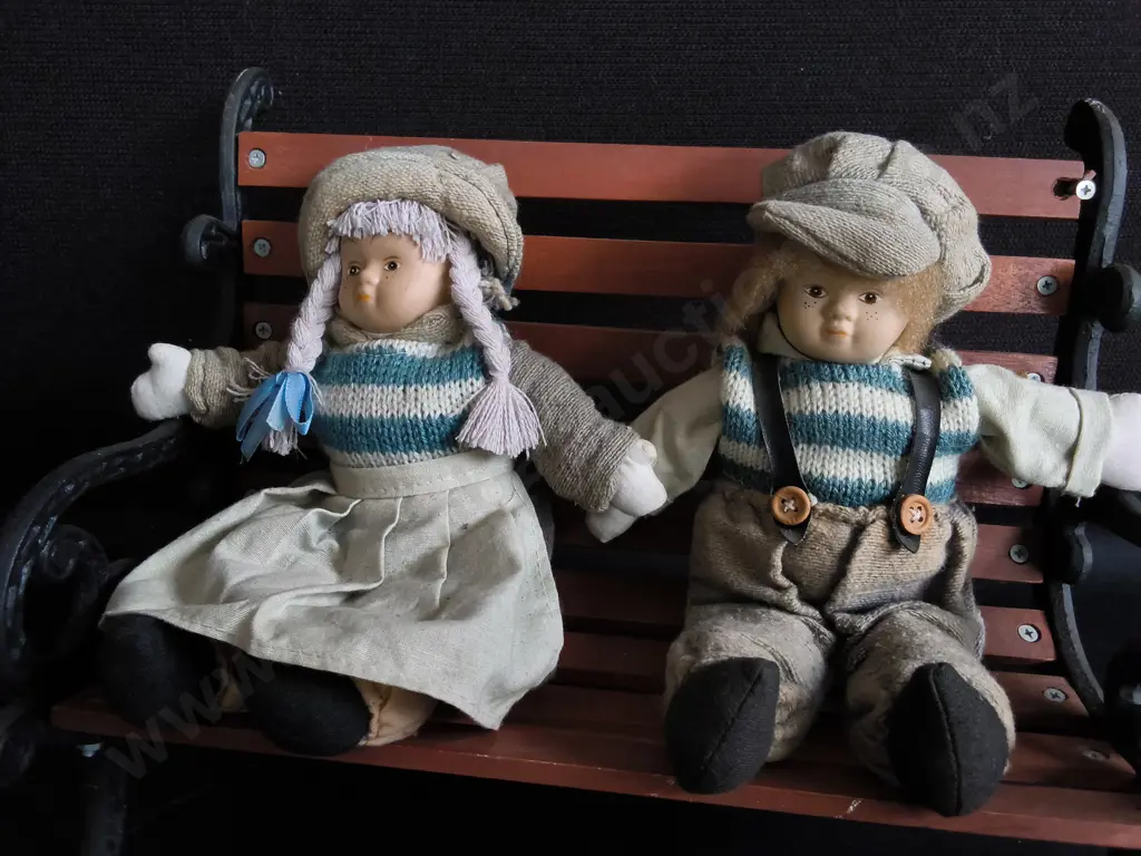 VINTAGE WINTER DOLL FIGURINE SET ON MINIATURE BENCH, WIDEST W 33 CM Image 1++