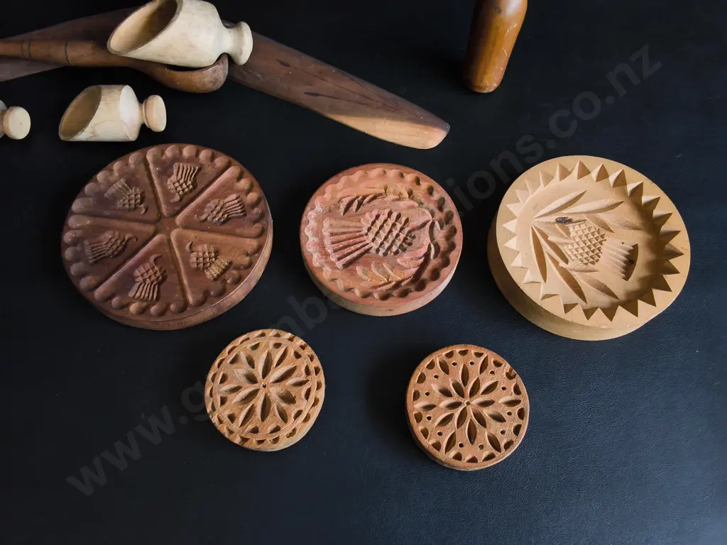 COLLECTION OF TURNED AND CARVED WOODEN OBJECTS, TALLEST H 20 CM Image 1++