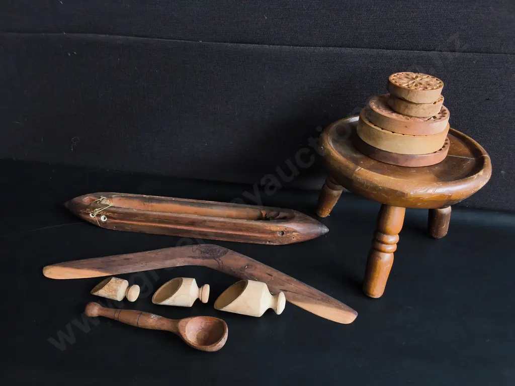 COLLECTION OF TURNED AND CARVED WOODEN OBJECTS, TALLEST H 20 CM Image 1++