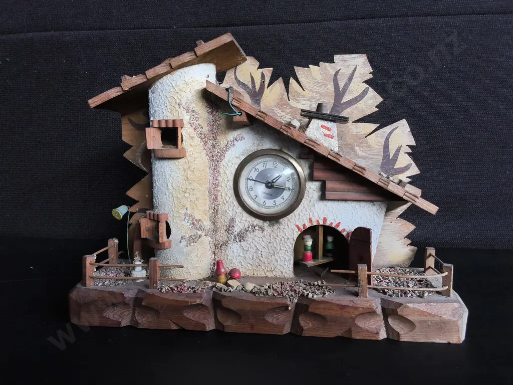 VINTAGE WOODEN CHALET STYLE CLOCK, H 23 CM X W 32 CM Image 1++