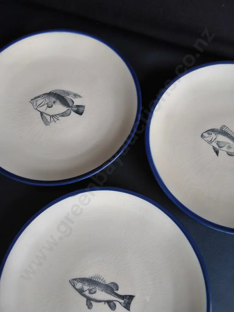 SET OF 3 VINTAGE HAND PAINTED CERAMIC FISH PLATES, MADE IN NZ, DIA 29 CM Image 1++