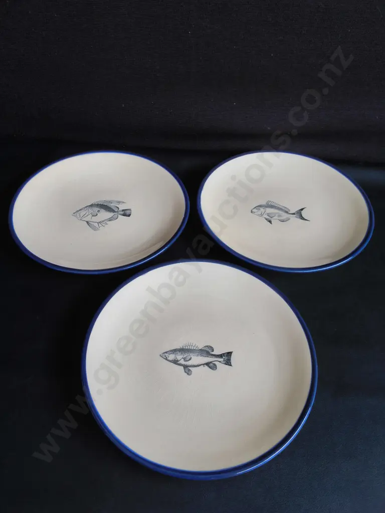 SET OF 3 VINTAGE HAND PAINTED CERAMIC FISH PLATES, MADE IN NZ, DIA 29 CM Image 1++