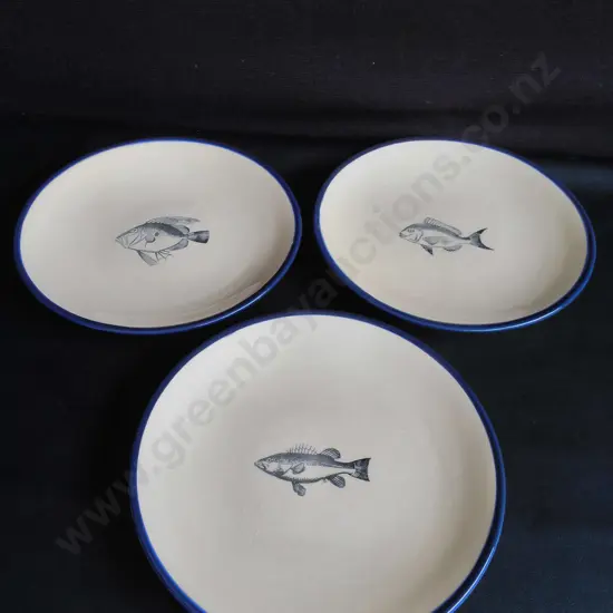 SET OF 3 VINTAGE HAND PAINTED CERAMIC FISH PLATES, MADE IN NZ, DIA 29 CM