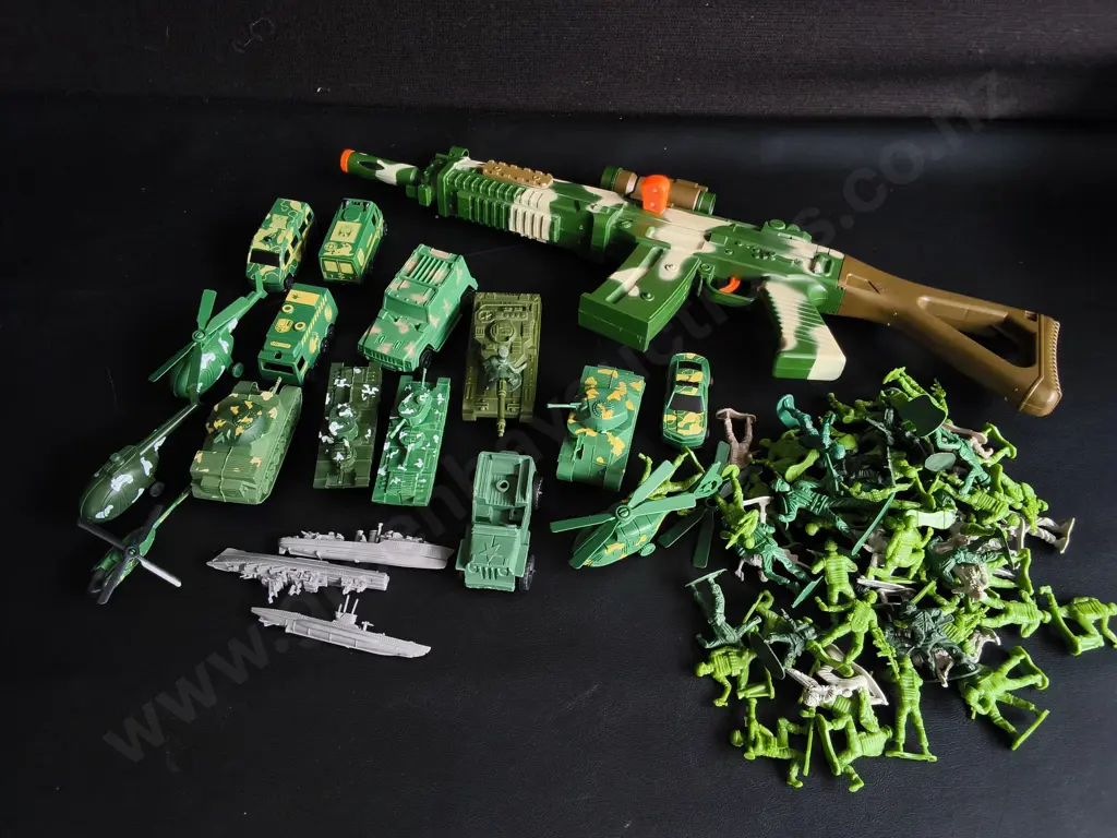 MIX OF MILITARY TOYS Image 1++