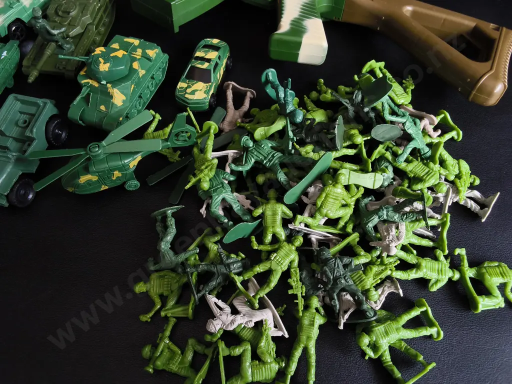 MIX OF MILITARY TOYS Image 1++