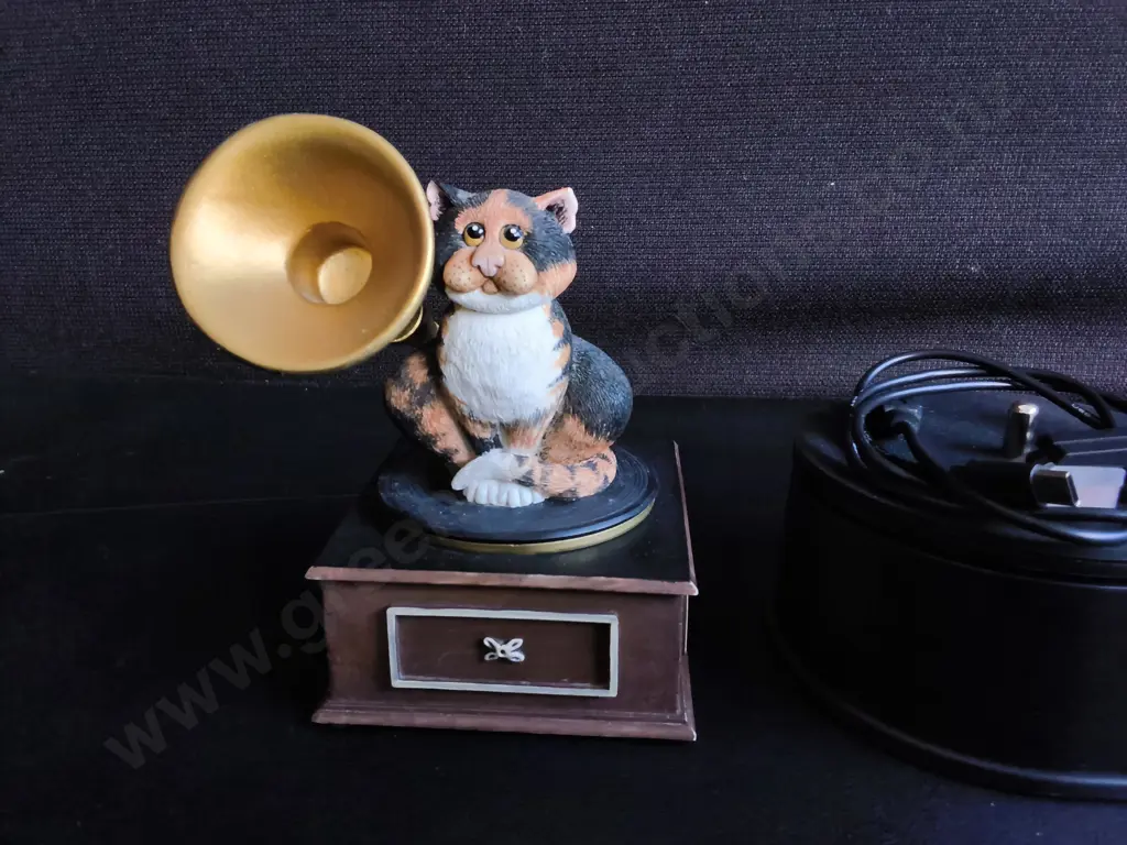 VINTAGE STYLE MINI USB VINYL TURNTABLE AND GRAMOPHONE DECORATIVE MUSIC BOX, TALLEST H 14 CM Image 1++