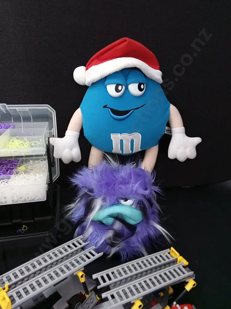 LEGO AND LOOM BANDS WITH 2 SOFT TOYS Image 1++