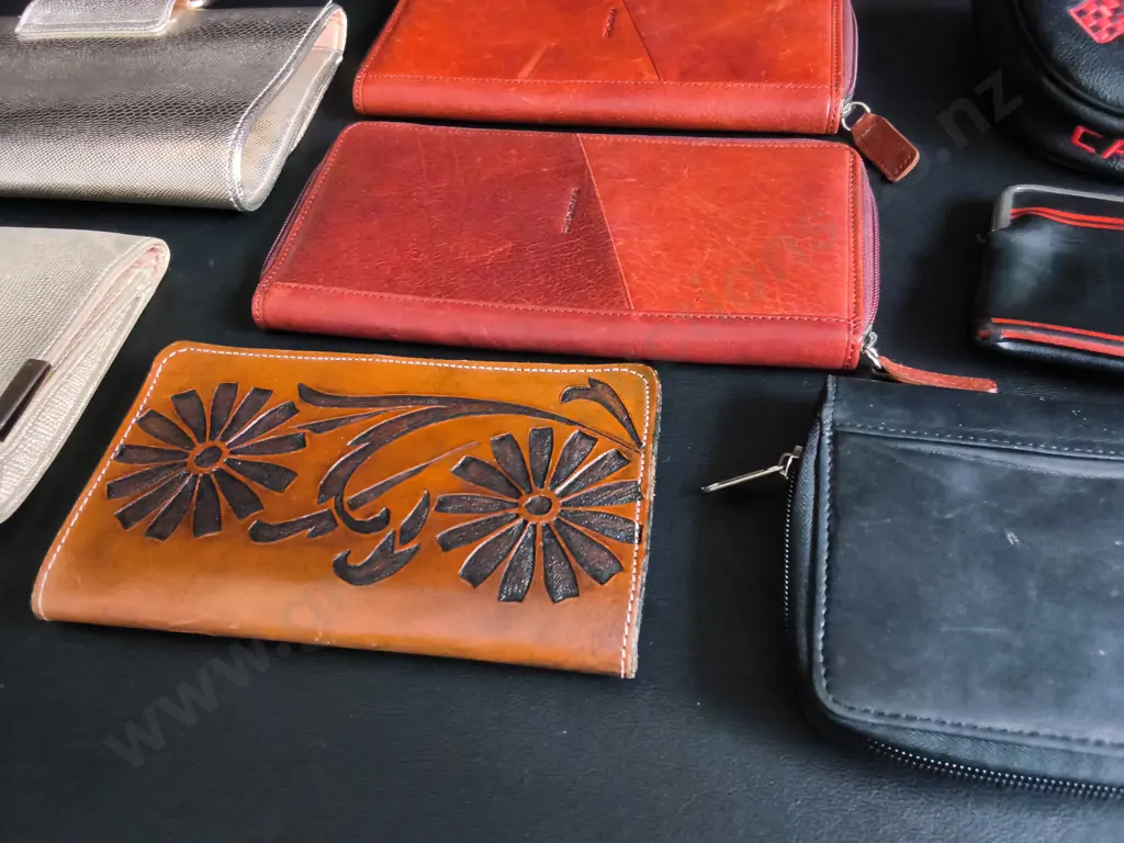 8 CLUTCHES AND WALLETS, WIDEST W 27 CM Image 1++