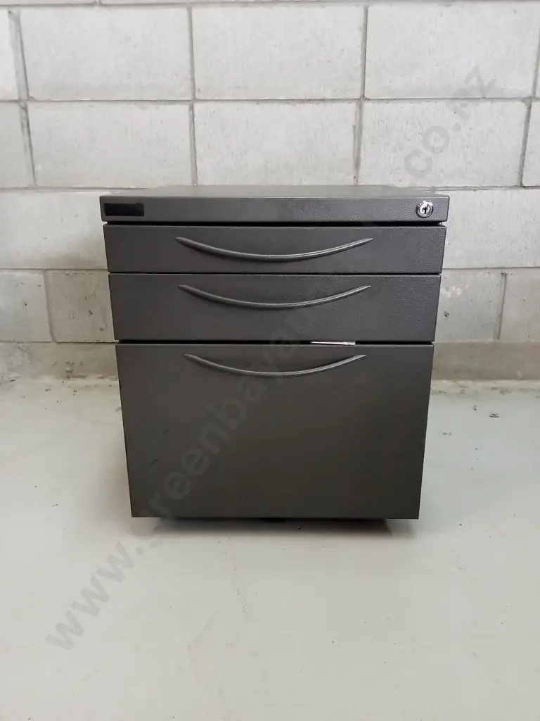FILING CABINET WITH KEY, H 53CM X W 45CM X D 51CM Image 1++