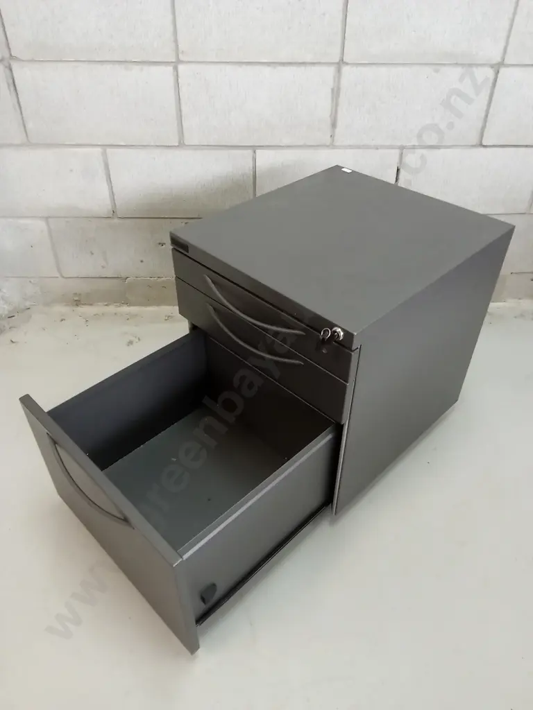 FILING CABINET WITH KEY, H 53CM X W 45CM X D 51CM Image 1++