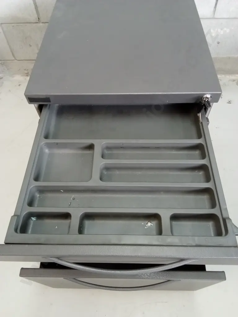 FILING CABINET WITH KEY, H 53CM X W 45CM X D 51CM Image 1++