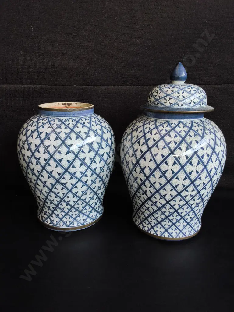 PAIR OF VINTAGE JINGDEZHEN BLUE AND WHITE CERAMIC GINGER, H WITH LID 35 CM Image 1++