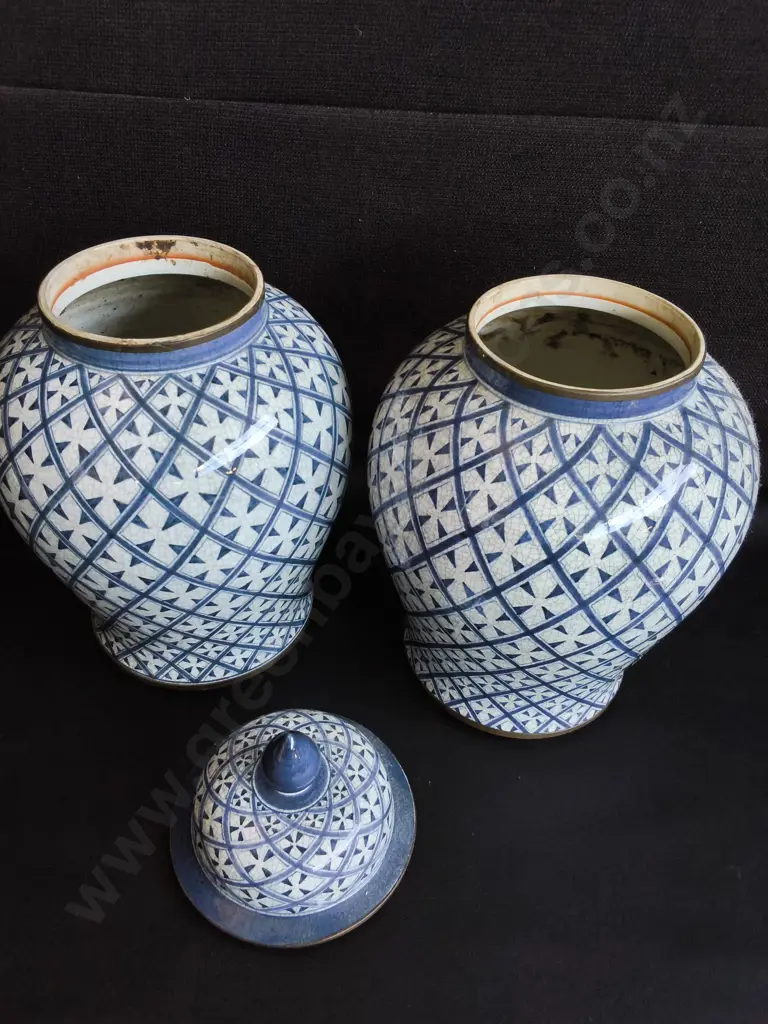 PAIR OF VINTAGE JINGDEZHEN BLUE AND WHITE CERAMIC GINGER, H WITH LID 35 CM Image 1++