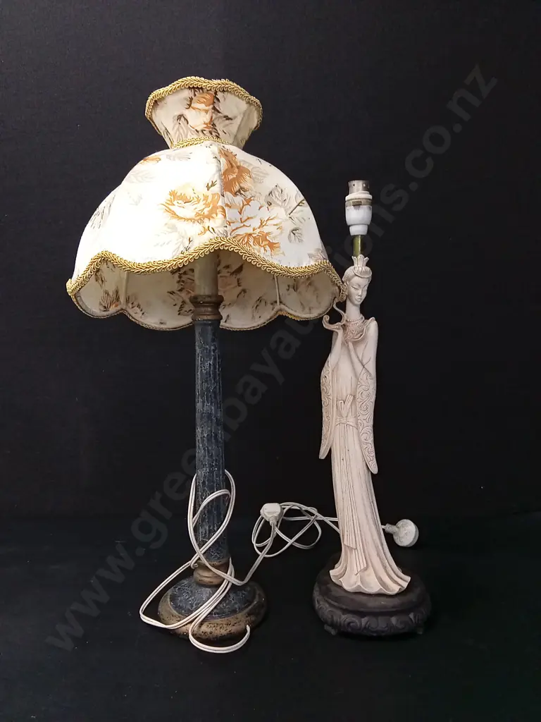 2 VINTAGE LAMPS AND A LAMPSHADE Image 1++