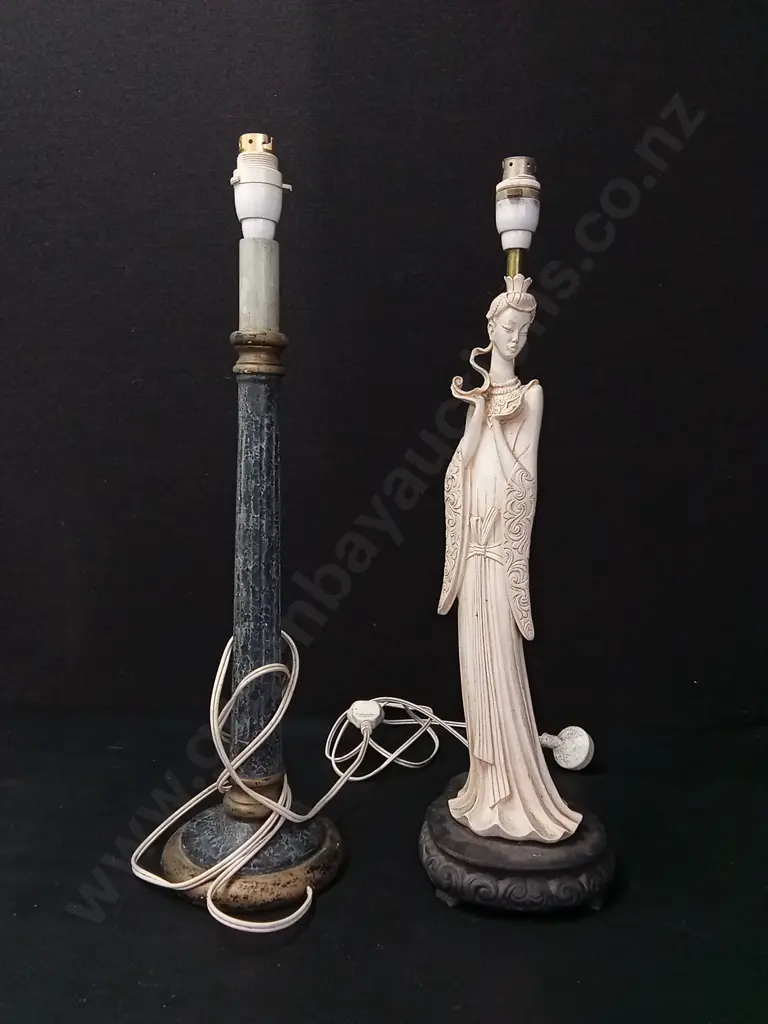 2 VINTAGE LAMPS AND A LAMPSHADE Image 1++