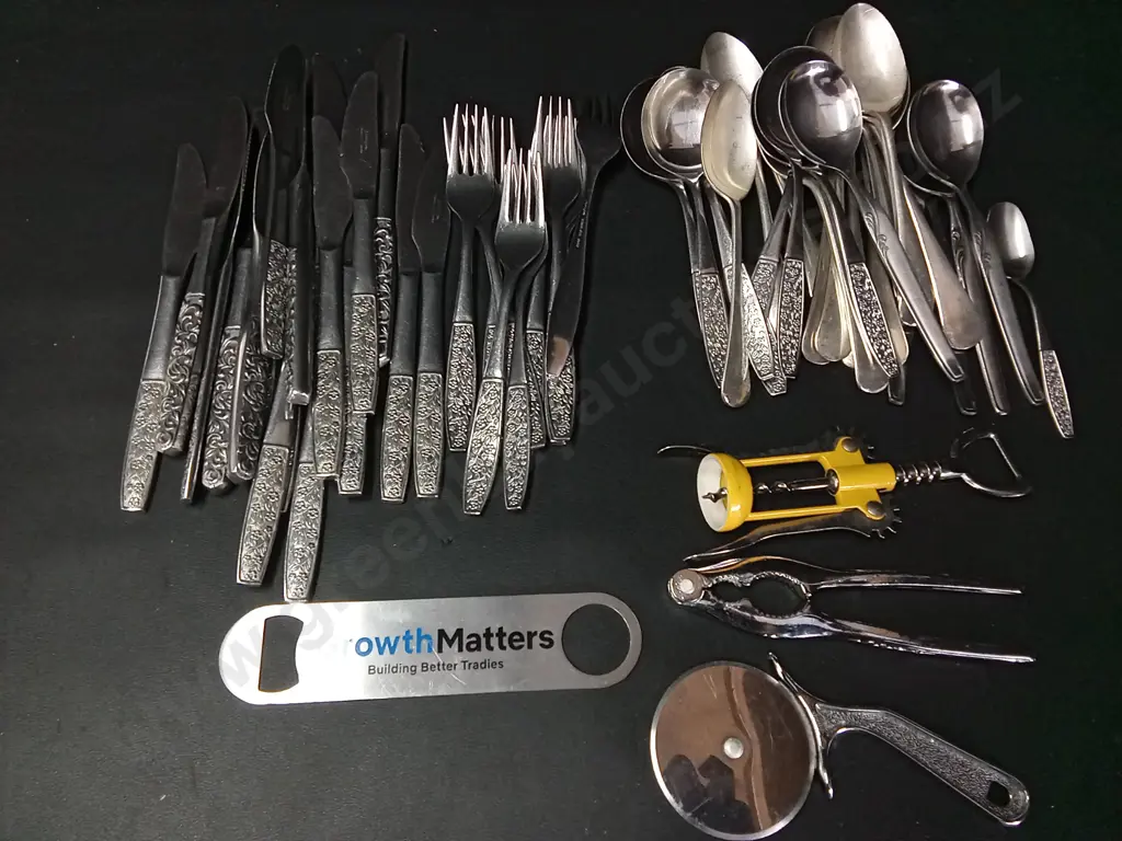 COLLECTION OF STAINLESS STEEL CUTLERY Image 1++