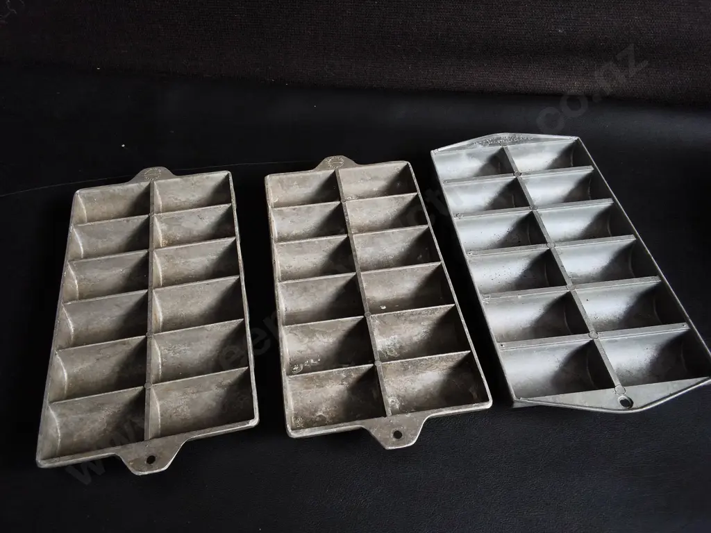 3 VINTAGE DELTA CAST ALUMINUM GEM IRON TRAY/ GINGER GEM PAN Image 1++