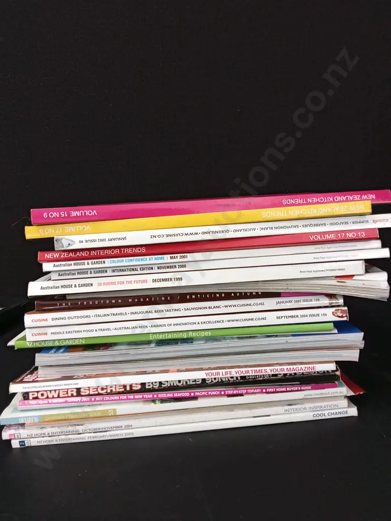 BOX OF VINTAGE MAGAZINES Image 1++