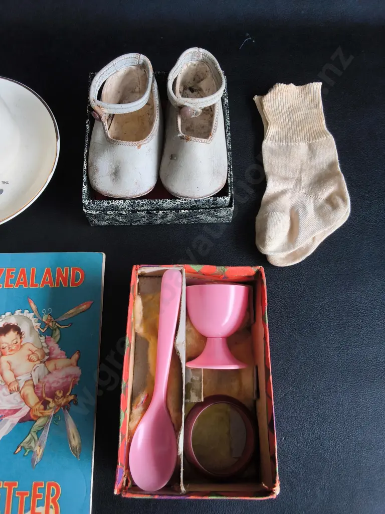 VINTAGE NEW ZEALAND BABY AND NURSERY MEMORABILIA Image 1++