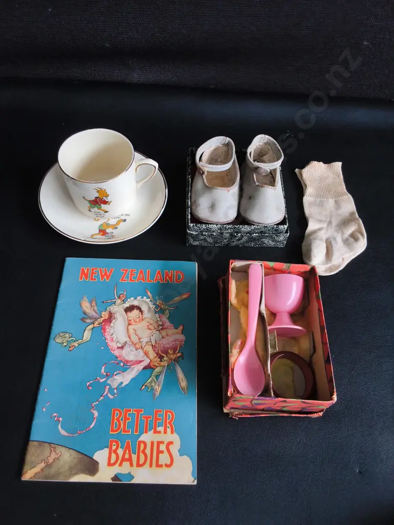 VINTAGE NEW ZEALAND BABY AND NURSERY MEMORABILIA Image 1++