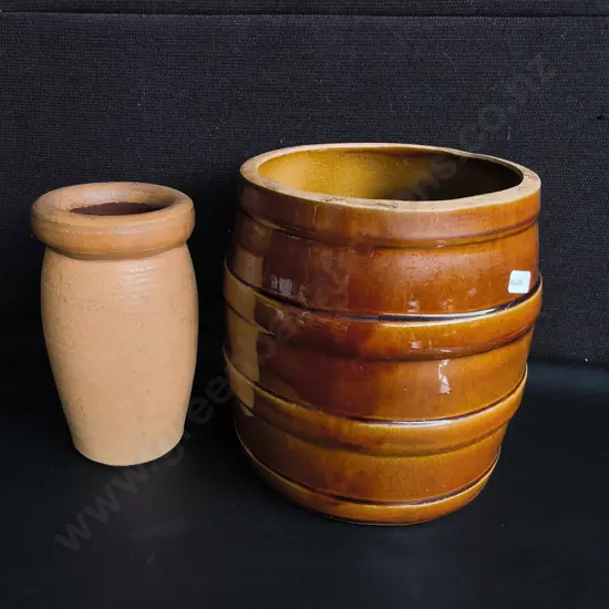 VINTAGE STONEWARE AND AMBER GLAZED BARREL JAR, TALLEST H 22 CM
